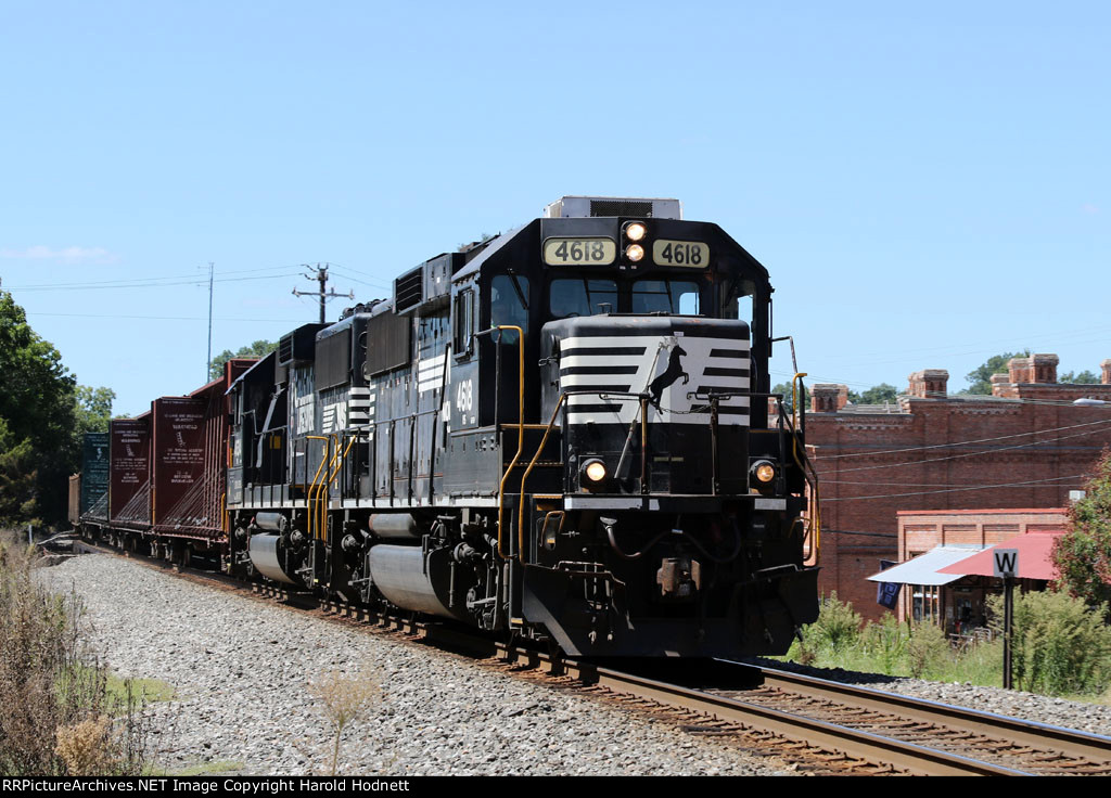 NS 4618 leads train P07 back to the yard